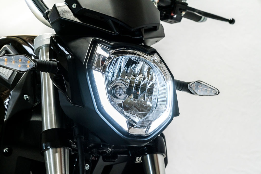 Phạm vi hoạt động của City Slicker khoảng 100 km khi chạy với tốc độ 35 km/h hoặc 60 km ở tốc độ 60 km/h. Tốc độ tối đa xe có thể đạt được là 75 km/h. Mặc dù có phạm vi hoạt động và tốc độ không mấy ấn tượng, như City Slicker có thể được điều khiển mà không cần bằng lái xe máy ở một vài quốc gia, đặc biệt là châu Âu.