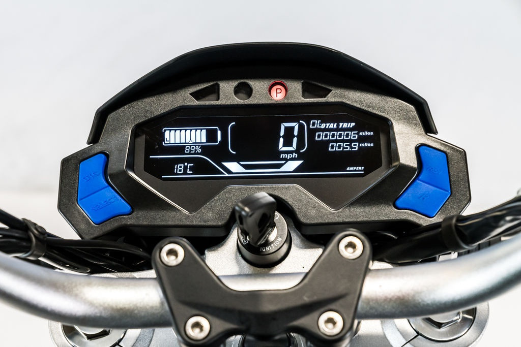 Màn hình hiển thị của City Slicker có thiết kế theo phong cách đối xứng với màn hình LCD đơn sắc hiển thị các thông tin về lượng pin, tốc độ, odo, nhiệt độ...