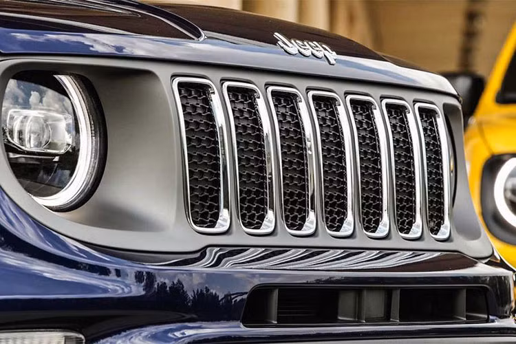 Ở phiên bản nâng câp, Renegade 2019 vẫn duy trì thiết kế tổng thể nhưng được cải tiến vài chi tiết, nổi bật nhất là cụm lưới tản nhiệt 7 ô đặc trưng của thương hiệu. Cụm đèn xi-nhan được tách rời đặt dưới bên cạnh cụm đèn sương mù, cụm đèn pha LED tích hợp đèn LED ban ngày hình tròn có thiết kế tương tự Jeep Wrangler 2019.