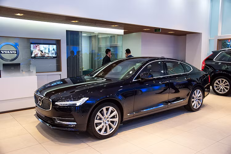 Bên cạnh đó là mẫu sedan S90, xe sử dụng phong cách thiết kế mới nhất của Volvo mang "bộ mặt" đặc trưng tương tự chiếc XC90. S90 tại Việt nam được trang bị động cơ 4 xi-lanh tăng áp công suất tối đa 250 mã lực và mô-men xoắn cực đại 349 Nm.