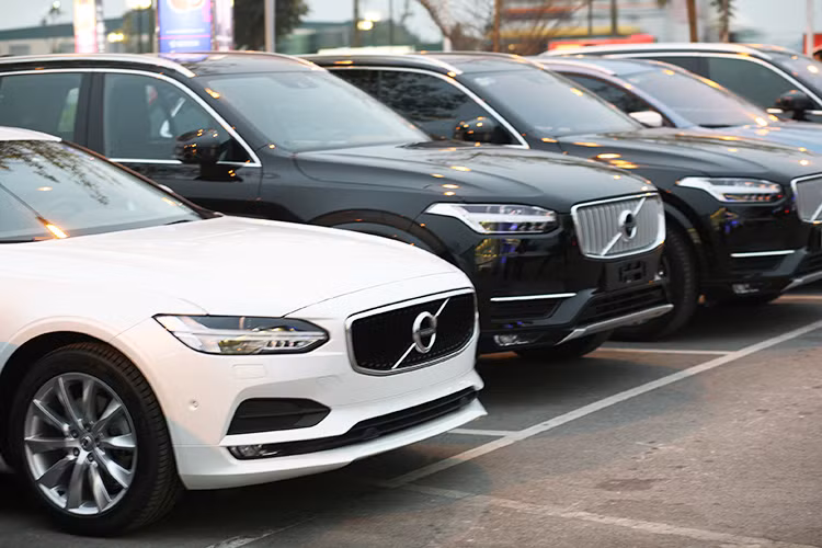 Thương hiệu Volvo Cars đến từ Thụy Điển được biết đến với lịch sử ra đời từ năm 1927 và là một trong những thương hiệu xe hơi sở hữu công nghệ an toàn hàng đầu thế giới, sau đó hãng xe này được mua lại bởi tập đoàn Geely ở Trung Quốc năm 2010.