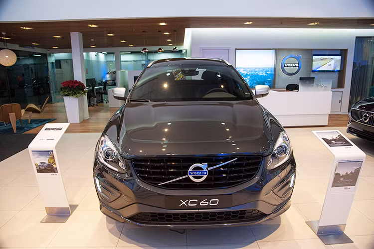 XC60 là mẫu xe có giá bán thấp nhất với mức khởi điểm 1,96 tỷ đồng. Model này có các trang bị, tiện nghi ở mức vừa phải với hệ thống điều hòa tự động 2 vùng độc lập, ghế thể thao chỉnh điện, phanh tay điện tử, camera hỗ trợ đỗ xe,... Xe sử dụng động cơ xăng I4 2.0L tăng áp, kết hợp hộp số tự động 8 cấp.