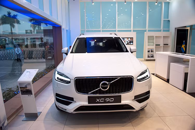 Từng là dòng xe bán chạy nhất và mang về thành công cho Volvo khi còn dưới thời Ford, thế hệ mới của XC90 đã được thiết kế lại hoàn toàn để có thể cạnh tranh với các đối thủ như BMW X5, Audi Q7 hay Mercedes GLE-Class. Phiên bản mới của dòng xe này được Volvo làm mới lại, sở hữu thiết kế "mượt mà" hơn, tao nhã hơn.