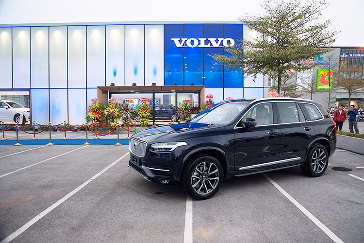 Sau trung tâm Volvo Cars tại TP HCM, hãng xe Thụy Điển vừa mở showroom tại Hà Nội để phục vụ nhu cầu của khách hàng phía Bắc. Trong giai đoạn đầu đặt chân đến Việt Nam, hãng xe ôtô Volvo sẽ bán ra thị trường 3 dòng xe gồm 2 mẫu SUV XC90, XC60 và một mẫu sedan S90.