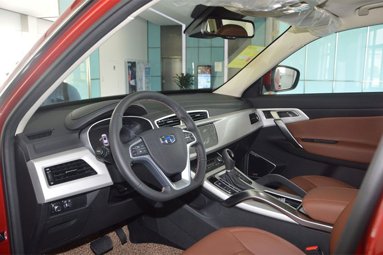 Theo một số nguồn tin, SUV mới của Proton sẽ được trang bị cửa sổ trời toàn cảnh Paronama, camera 360 độ với tính năng quan sát 3 chiều và màn hình cảm ứng 8 inch dành cho hệ thống thông tin giải trí. Thêm vào đó là camera nằm trên cùng của kính chắn gió, dùng cho các tính năng hỗ trợ người lái như phanh khẩn cấp tự động, cảnh báo chuyển làn...