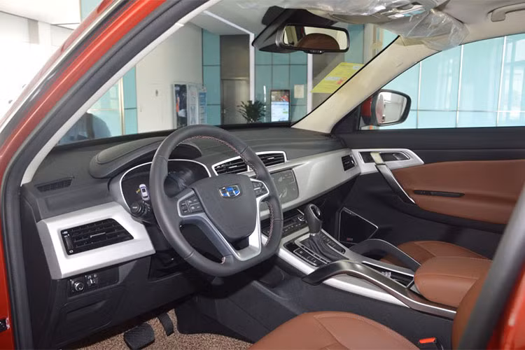 Theo một số nguồn tin, SUV mới của Proton sẽ được trang bị cửa sổ trời toàn cảnh Paronama, camera 360 độ với tính năng quan sát 3 chiều và màn hình cảm ứng 8 inch dành cho hệ thống thông tin giải trí. Thêm vào đó là camera nằm trên cùng của kính chắn gió, dùng cho các tính năng hỗ trợ người lái như phanh khẩn cấp tự động, cảnh báo chuyển làn...