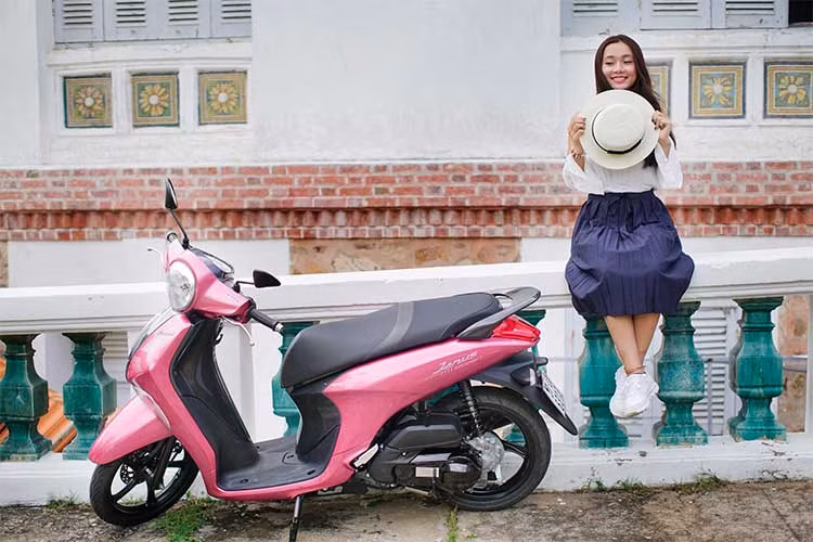 Bảng đồng hồ của Janus cũng được thiết kế đơn giản và có dạng oval mô phỏng lại hình dáng đèn pha xe. Một màn hình nhỏ báo giờ, mức xăng cùng ODO nằm ở dưới đáy, bao quanh là những đèn báo khác nhau như pha, xi nhan. Nằm phía trên là đồng hồ tốc độ lớn.