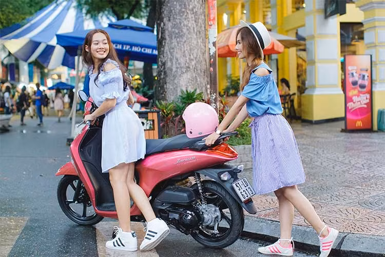 Ngoài ra, chiếc xe còn được trang bị hệ thống khóa thông minh Smart Key với 5 tính năng gồm: bật/tắt điện, khởi động/dừng máy, mở khóa cổ, mở yên xe, định vị tìm xe. Tuy nhiên Smart Key sẽ chỉ xuất hiện trên bản Janus cao cấp nhất Premium, trong khi hệ thống SSS chỉ có mặt trên bản Deluxe và Premium. Bản Standard giá rẻ nhất sẽ không có hệ thống này.