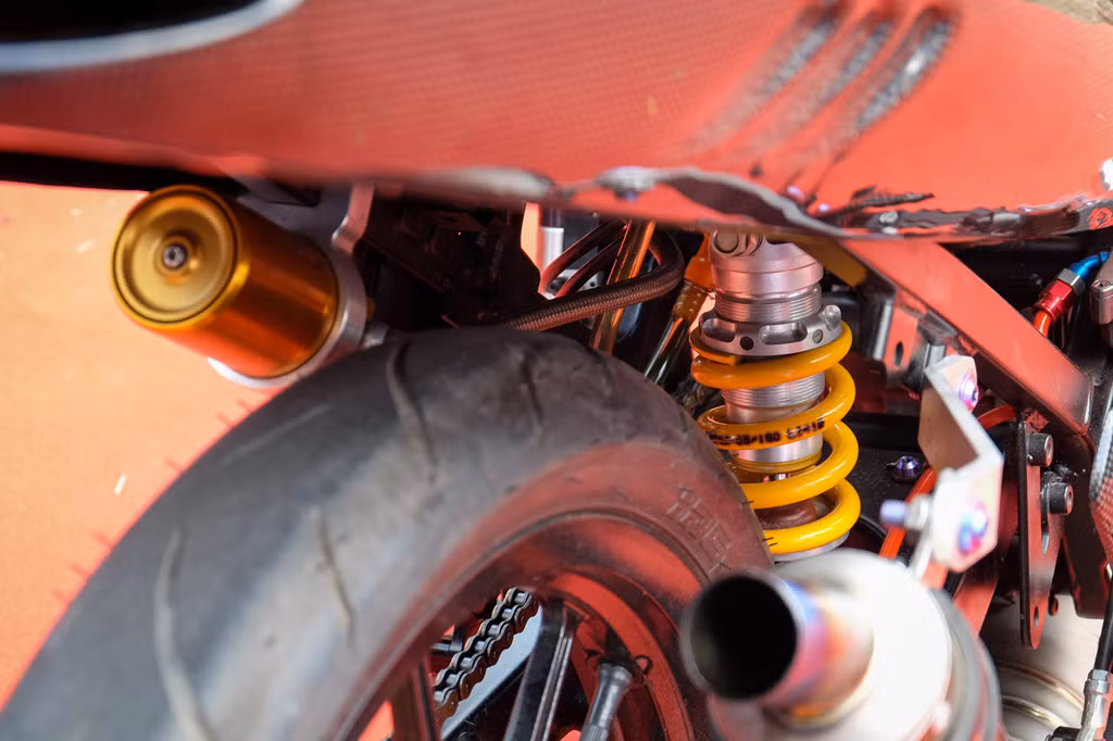 Giảm xóc sau của Ohlins với bình dầu rời và pát treo cắt CNC.