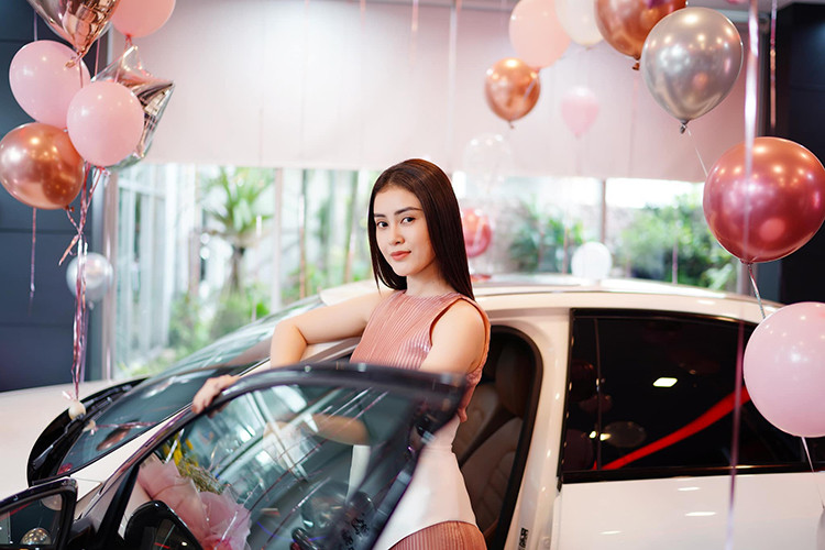 Mới đây, tại một đại lý của hãng xe Mercedes-Benz ở Trường Chinh, quận Tân Bình, Tp.HCM đã đón tiếp một khách hàng nữ rất đặc biệt đến mua xe Mercedes-Benz C300 AMG 2020 mới. Vị khách này sau đó được tiết lộ là Lý Kim Thảo, Á hậu Hoa hậu Việt Nam châu Á 2018.