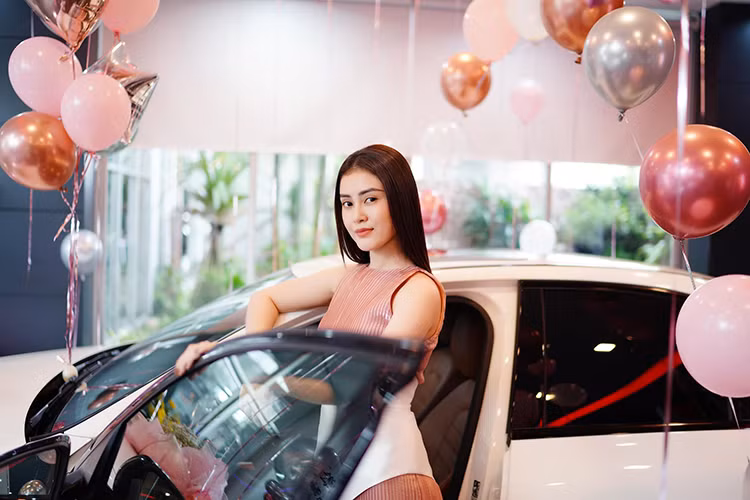 Mới đây, tại một đại lý của hãng xe Mercedes-Benz ở Trường Chinh, quận Tân Bình, Tp.HCM đã đón tiếp một khách hàng nữ rất đặc biệt đến mua xe Mercedes-Benz C300 AMG 2020 mới. Vị khách này sau đó được tiết lộ là Lý Kim Thảo, Á hậu Hoa hậu Việt Nam châu Á 2018.