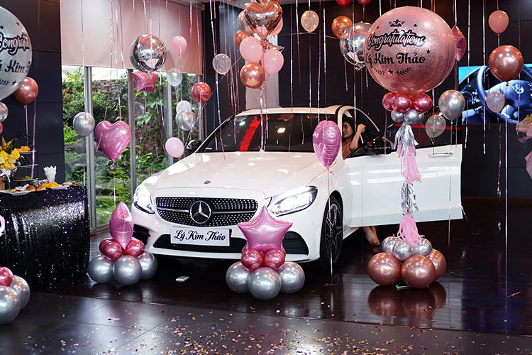 So với 2 bản còn lại là C200 và C200 Exclusive, Mercedes-Benz C300 AMG 2020 sở hữu ngoại hình thể thao hơn nhờ gói phụ kiện AMG. Ngoài ra, xe còn được trang bị hệ thống đèn pha Multibeam LED với tầm chiếu xa 650m và tích hợp dải đèn LED định vị ban ngày.