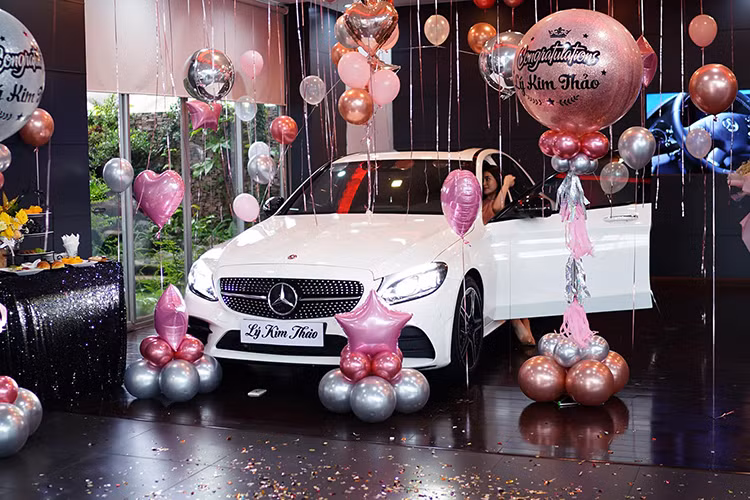 So với 2 bản còn lại là C200 và C200 Exclusive, Mercedes-Benz C300 AMG 2020 sở hữu ngoại hình thể thao hơn nhờ gói phụ kiện AMG. Ngoài ra, xe còn được trang bị hệ thống đèn pha Multibeam LED với tầm chiếu xa 650m và tích hợp dải đèn LED định vị ban ngày.