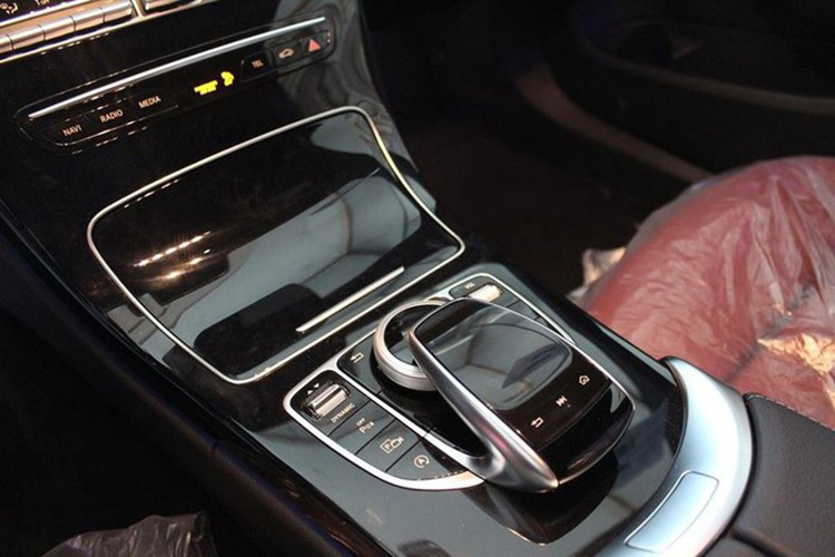 Bên dưới nắp capo chiếc Mercedes-Benz C300 của Á hậu Lý Kim Thảo sẽ vẫn là động cơ xăng tăng áp 4 xi-lanh dung tích 2 lít như trước. Tuy nhiên, các kỹ sư của Mercedes-Benz đã tinh chỉnh để xe đạt công suất 258 mã lực (lớn hơn 13 mã lực) đi kèm mô-men xoắn cực đại 370Nm. 