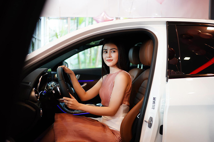 Bên trong Mercedes-Benz C300 AMG 2020 sở hữu trang bị nội thất đáng chú ý với chất liệu gỗ ốp màu xám, bảng đồng hồ kỹ thuật số với màn hình 12,3 inch, vô lăng 3 chấu bọc da Nappa, tích hợp 2 nút điều khiển cảm ứng, mặt táp-lô và thành cửa bọc da Artico, đồng hồ xem giờ ở cụm điều khiển trung tâm, ốp bậc cửa phát sáng với hệ thống đèn viền 64 màu. 