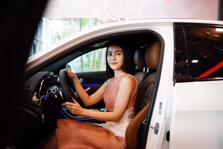 Bên trong Mercedes-Benz C300 AMG 2020 sở hữu trang bị nội thất đáng chú ý với chất liệu gỗ ốp màu xám, bảng đồng hồ kỹ thuật số với màn hình 12,3 inch, vô lăng 3 chấu bọc da Nappa, tích hợp 2 nút điều khiển cảm ứng, mặt táp-lô và thành cửa bọc da Artico, đồng hồ xem giờ ở cụm điều khiển trung tâm, ốp bậc cửa phát sáng với hệ thống đèn viền 64 màu. 