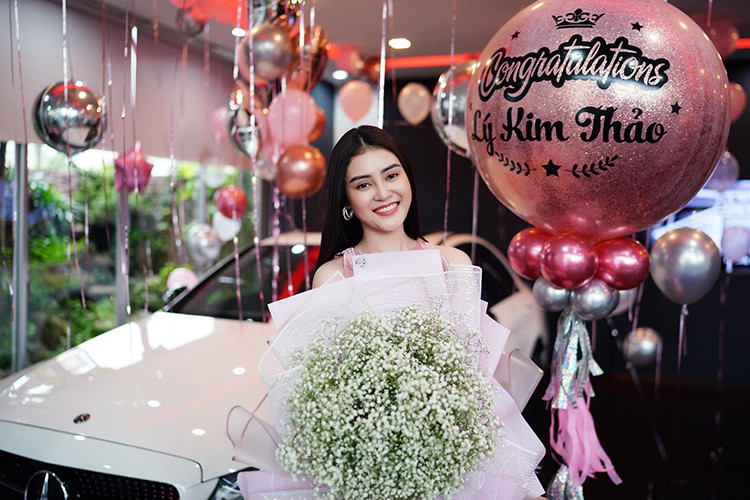 Á hậu Hoa hậu Việt Nam châu Á 2018 tậu chiếc Mercedes-Benz C300 AMG 2020 có ngoại thất sơn màu trắng và nội thất nâu. Xe sở hữu ngoại hình thể thao nhờ gói phụ kiện AMG. Đặc điểm nhận dạng của Mercedes-Benz C300 AMG 2020 nằm ở lưới tản nhiệt với mắt lưới kim cương và bộ vành hợp kim 18 inch.