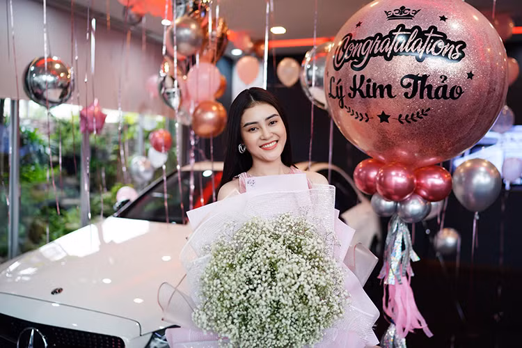 Á hậu Hoa hậu Việt Nam châu Á 2018 tậu chiếc Mercedes-Benz C300 AMG 2020 có ngoại thất sơn màu trắng và nội thất nâu. Xe sở hữu ngoại hình thể thao nhờ gói phụ kiện AMG. Đặc điểm nhận dạng của Mercedes-Benz C300 AMG 2020 nằm ở lưới tản nhiệt với mắt lưới kim cương và bộ vành hợp kim 18 inch.