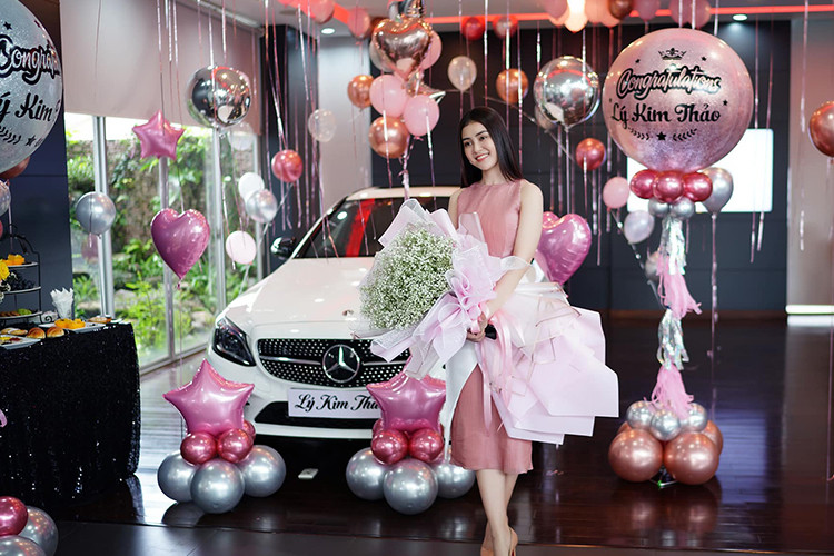 Được biết, giá xe Mercedes-Benz C300 AMG mới nhất tại Việt Nam đang được phân phối chính hãng là 1,929 tỷ đồng. Mức giá này được niêm yết nhưng với một khách hàng trong ngành giải trí và là Á hậu Hoa hậu Việt Nam châu Á 2018 như Lý Kim Thảo, rất có thể người đẹp này sẽ nhận được mức giá tốt từ Mercedes-Benz Việt Nam.