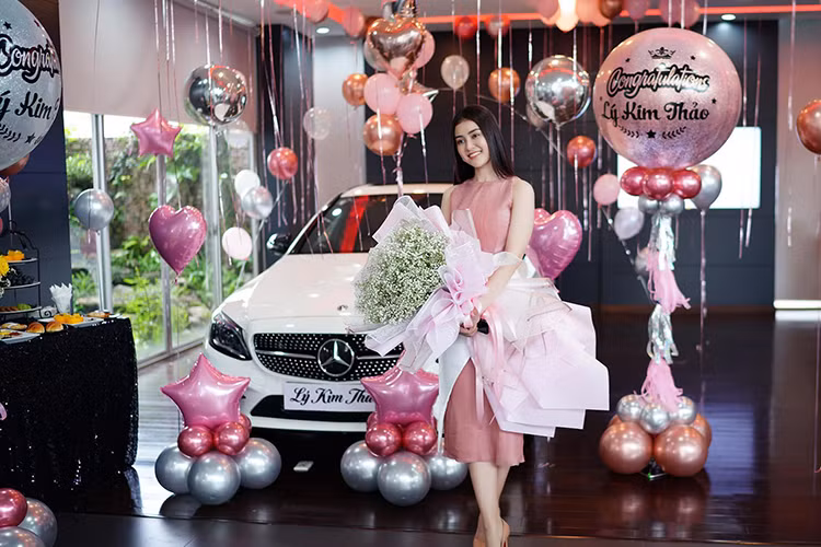 Được biết, giá xe Mercedes-Benz C300 AMG mới nhất tại Việt Nam đang được phân phối chính hãng là 1,929 tỷ đồng. Mức giá này được niêm yết nhưng với một khách hàng trong ngành giải trí và là Á hậu Hoa hậu Việt Nam châu Á 2018 như Lý Kim Thảo, rất có thể người đẹp này sẽ nhận được mức giá tốt từ Mercedes-Benz Việt Nam.