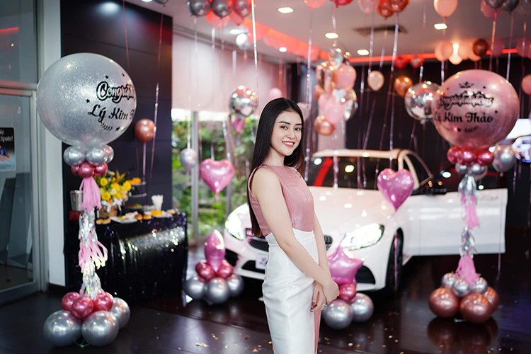 Điều ấn tượng là Á hậu Lý Kim Thảo đã gây choáng nhân viên bán xe của Mercedes-Benz khi xách một túi tiền đến trực tiếp đại lý để mua chiếc Mercedes-Benz C300 AMG tiền tỷ mà không cần sự tư vấn cũng như thông báo trước để các nhân viên ở đây sắp xếp trước buổi bàn giao xe.