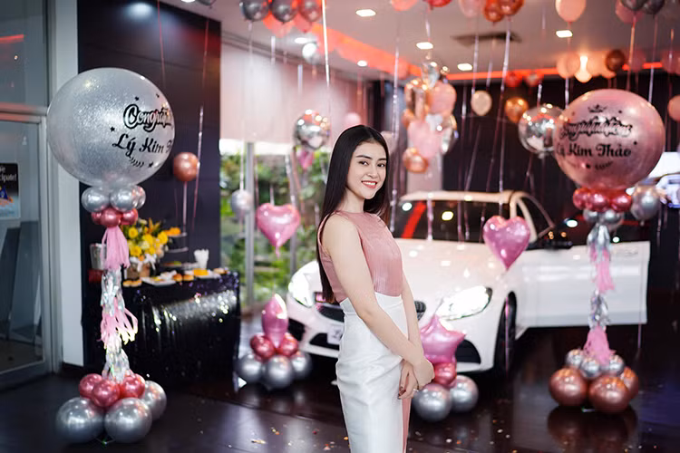 Điều ấn tượng là Á hậu Lý Kim Thảo đã gây choáng nhân viên bán xe của Mercedes-Benz khi xách một túi tiền đến trực tiếp đại lý để mua chiếc Mercedes-Benz C300 AMG tiền tỷ mà không cần sự tư vấn cũng như thông báo trước để các nhân viên ở đây sắp xếp trước buổi bàn giao xe.