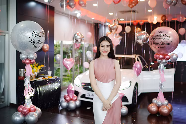 Xe được trang bị hộp số 9 cấp 9G Tronic mới, thời gian tăng tốc 0-100km/h trong 5,9 giây, tốc độ giới hạn điện tử 250 km/h. Xe được trang bị ba chế độ lái, tài xế có thể tùy chọn thông qua chức năng Dynamic Select, bao gồm Comford, Sport và Sport Plus.