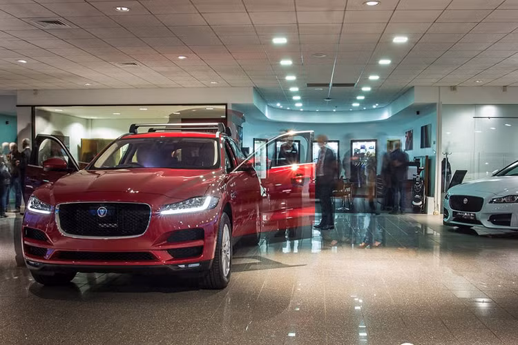 UK Auto cũng cho biết phiên bản Jaguar F-Pace giới thiệu cho thị trường Việt Nam sẽ sử dụng động cơ xăng 3.0L Supercharged, tạo khả năng vận hành ấn tượng. Do cuối tháng 10 là thời điểm triển lãm ôtô quốc tế Việt Nam (VIMS) được tổ chức nên nhiều khả năng Jaguar F-Pace sẽ được trưng bày và giới thiệu lần đầu tại đây.