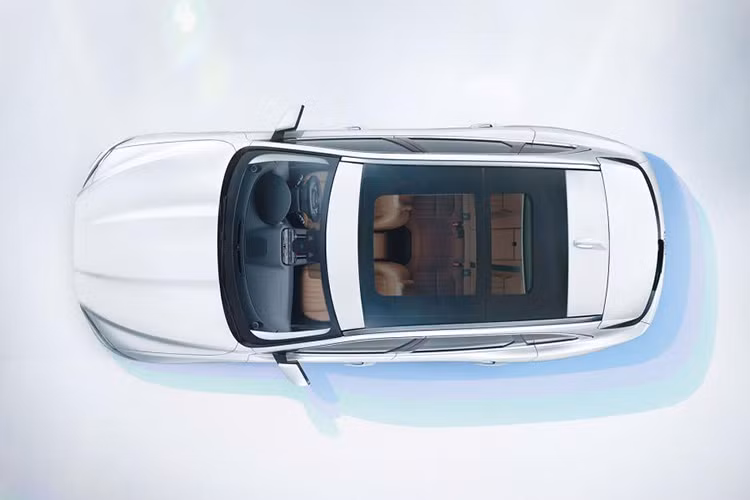 Bên trong nội thất, 5 người lớn có thể ngồi thoải mái trong xe do F-Pace có cabin rộng, với khoảng không gian cho đầu gối và đầu hành khách lớn. Thể tích khoang hành lý của F-Pace rộng nhất nhì trong phân khúc, lên tới 650 lít và đương nhiên có thể mở rộng bằng cách gấp hàng ghế sau lại.