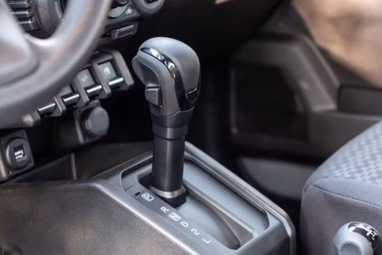 Suzuki Jimny sử dụng nền tảng khung gầm rời (body-on-frame) đúng kiểu SUV chuyên Off-road Suzuki Jimny có thông số kích thước tổng thể tương ứng dài 3.480 mm - 3.645 mm bao gồm cả lốp dự phòng, rộng 1.645 mm, cao 1.720 mm và chiều dài cơ sở đạt 2.250 mm và chiều cao gầm 220 mm.