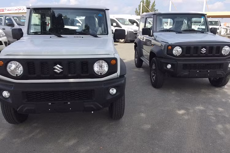 Suzuki Jimny sử dụng khối động cơ xăng 4 xy-lanh 1.5L cho ra công suất tối đa 102 mã lực và 130 Nm mô-men xoắn. Đi kèm với đó còn là tuỳ chọn hộp số sàn 5 cấp hoặc hộp số tự động 4 cấp. Dự đoán, mẫu xe SUV cỡ nhỏ Suzuki Jimny sau khi ra mắt Việt Nam được kỳ vọng sẽ trở thành một hiện tượng cho thị trườn ôtô vốn đang ế ẩm, doanh số kém...