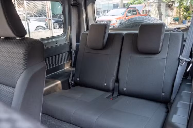 Ở phía bên ngoài, mẫu SUV này được trang bị đèn LED trước/sau và vành la zăng hợp kim 15 inch. Nội thất xe có thiết kế giống Suzuki Swift với vô-lăng 3 chấu, bảng đồng hồ analog, màn hình giải trí 7 inch đặt nổi có kết nối Apple CarPlay/Android Auto.