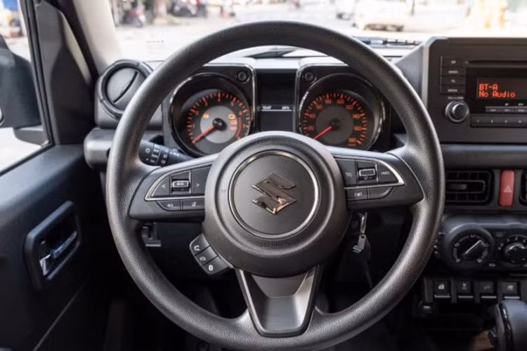 Suzuki Jimny là mẫu SUV cỡ nhỏ hiếm hoi trong phân khúc và tầm giá có hệ dẫn động 4 bánh và chế độ cài cầu chủ động. Ngoài ra, các trang bị khác chỉ nằm ở mức cơ bản, đủ dùng.