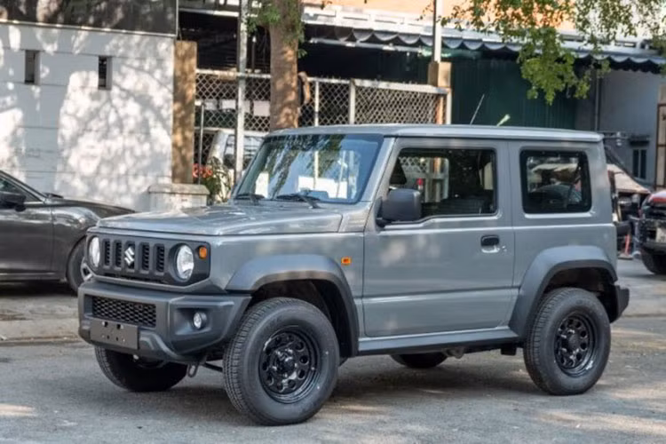 Ngoại hình xe mang phong cách việt dã, gợi nhớ đến những mẫu SUV Land Rover Defender hay Mercedes-Benz G-Class. Hướng tới tệp khách hàng ưa thể thao, thích trải nghiệm lái xe địa hình và dã ngoại,...