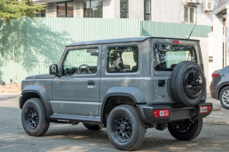 Mẫu xe SUV Suzuki Jimny có hai kiểu dáng là 3 cửa và 5 cửa mới ra mắt. Phiên bản ra mắt tại Việt Nam khả năng cao là loại xe 3 cửa. Ở phiên bản này, mẫu SUV có kích thước gồm chiều dài 3.480 mm, rộng 1.645 mm, cao 1.720 mm và chiều dài cơ sở đạt 2.250 mm.