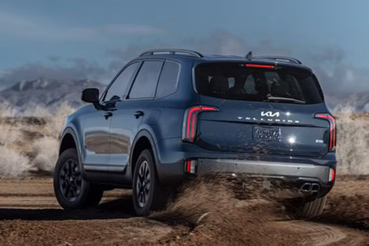 Theo nguồn tin từ Autocar India của Ấn Độ, mẫu xe SUV Kia Syros 2025 sẽ có 2 tùy chọn động cơ. Thứ nhất là máy dầu 1.5L 115 mã lực và mô-men xoắn đạt 250Nm. Động cơ này đi kèm hộp số sàn 6 cấp hoặc tự động 6 cấp tùy phiên bản.