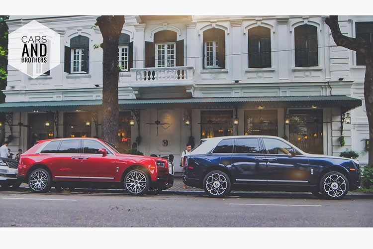 Rất khó để bắt gặp một garage nào đó ở Việt Nam có đến hai chiếc SUV siêu sang Rolls-Royce Cullinan cùng xuất hiện với nhau. Điều này cũng rất hiếm hoi được nhìn thấy trên thế giới. Có vẻ như chủ nhân của hai chiếc xe Rolls-Royce Cullinan này chơi cùng nhau và cùng chung sở thích với dòng SUV siêu sang Anh quốc.