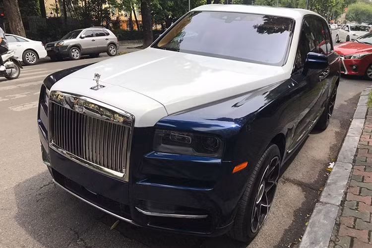 Vẫn chưa rõ mức giá bán của Rolls-Royce Cullinan tại các công ty nhập khẩu tư nhân. Chỉ biết rằng, ban đầu đại lý chính hãng Rolls-Royce tại Việt Nam chào giá bán cho Cullinan bắt đầu từ 41 tỷ đồng cho bản tiêu chuẩn và bản cao cấp nhất có giá lên đến hơn 52 tỷ đồng. Hiện tại, giá xe Rolls-Royce Cullinan chính hãng cũng hạ nhiệt với mức chào bán từ khoảng 32,382 tỷ đồng.