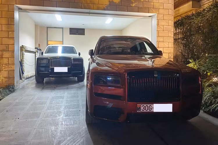 Mới đây, trên mạng xã hội xuất hiện bức ảnh cặp đôi SUV siêu sang Rolls-Royce Cullinan đỗ cùng nhau trong một garage tại Hà Nội đã gây choáng ngợp không ít người yêu xe trên khắp cả nước. Đây không phải lần đầu tiên hai chiếc Rolls-Royce Cullinan này xuất hiện cùng nhau, nhưng trước đó, các hình ảnh đều chụp bộ đôi SUV siêu sang đỗ trên đường phố.