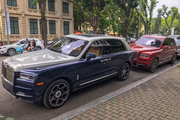 Hai chiếc SUV siêu sang Rolls-Royce Cullinan tại Hà Nội này thuộc chiếc đầu tiên và thứ tư có mặt tại thị trường Việt Nam. Trong đó, chiếc Rolls-Royce Cullinan đầu tiên về Việt Nam có màu sơn trắng nhưng đã được chủ nhân dán đổi màu sang xanh dương và trắng.