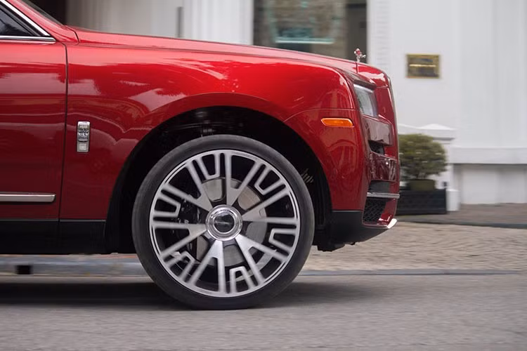 Rolls-Royce Cullinan được trang bị động cơ V12, tăng áp kép, dung tích 6.75 lít, sản sinh công suất tối đa 563 mã lực và mô-men xoắn cực đại 850 Nm tại vòng tua máy 1.600 vòng/phút. Động cơ của Rolls-Royce Cullinan được trang bị hộp số tự động ZF 8 cấp, hệ dẫn động 4 bánh toàn thời gian và đánh lái 4 bánh hoàn toàn mới.