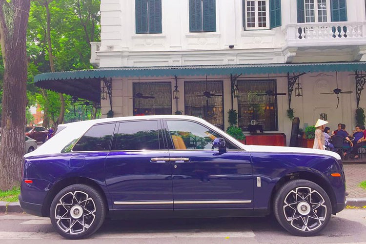 Được biết, hiện chiếc SUV siêu sang Rolls-Royce Cullinan màu đỏ đã được chủ nhân cho ra biển số trắng nhưng hiện xe chưa có tem đăng kiểm. Còn chiếc Rolls-Royce Cullinan màu xanh dương và trắng cũng đã có biển kiểm soát và thường xuyên lăn bánh trên đường phố.