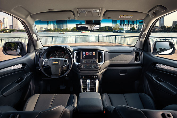 Ở bên trong, toàn bộ bảng táp-lô của Trailblazer cũng đã được Chevrolet thiết kế lại với hình dáng khỏe khoắn hơn và tăng tính công thái học đối với người lái. Thiết kế nội thất của xe đã được "bê nguyên" từ Colorado, với điểm khác biệt là Trailblazer có tới 7 chỗ ngồi thay vì 5 chỗ. Xe được trang bị hệ thống thông tin giải trí My Link thế hệ mới, hỗ trợ kết nối smartphone Apple CarPlay và Android Auto.