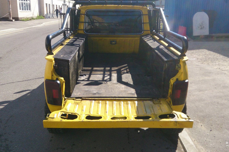 Từng là một chiếc SUV nhỏ con và rất thô sơ đã được biến đổi trở thành một chiếc xe bán tải với một trục sau bổ sung để khiến nó trở thành 6x6.