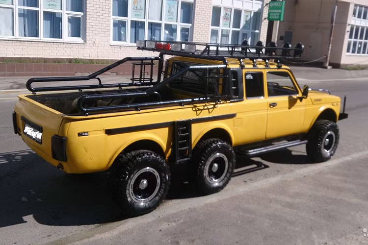 Trên khía cạnh máy móc, cỗ máy 6 bánh này là một chiếc xe Lada Niva đời 2002 với động cơ được thay đổi, sở hữu 150 mã lực, khoảng 100.000 km trên đồng hồ, và một khung gầm lẫn thân vỏ được thay đổi lớn.