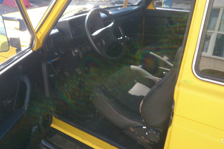 Chiếc xe bán tải Lada Niva 6 bánh này còn có bộ đèn pha phụ trợ trên nóc, giá đỡ, bậc cửa, tấm cản va phía trước bằng thép, bán xe off-road to lớn và một vài trang bị khác để cải thiện phong cách bề ngoài và gia tăng khả năng off-road.