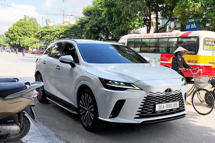 Lexus RX 350 2023 mới cũng là mẫu xe được nhiều người trúng đấu giá biển số lựa chọn để lắp biển cho “xứng đôi vừa lứa”. Có thể kể đến như biển số 36A-995.99, 36A-996.99 hay 36A-990.99 đều được chủ nhân gắn lên mẫu xe SUV hạng sang này.
