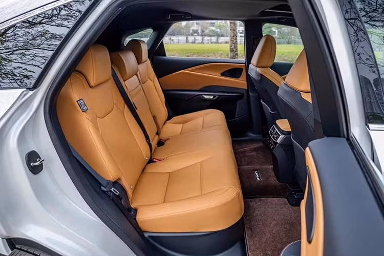 Bên trong Lexus RX 2023 sở hữu 5 chỗ ngồi rộng rãi nhờ chiều dài cơ sở tăng 60 mm lên 2.850 mm. Nội thất của xe sang trọng và hiện đại với bảng đồng hồ kỹ thuật số, màn hình cảm ứng trung tâm, hệ thống định vị dựa trên đám mây, tính năng trợ lý ảo, cập nhật phần mềm qua WiFi... Xe dùng màn hình cảm ứng trung tâm 14 inch.