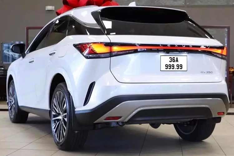 Nằm bên dưới nắp ca-pô của Lexus RX350 là động cơ xăng 4 xi-lanh, tăng áp, dung tích 2.4L với công suất tối đa 275 mã lực cùng mô-men xoắn cực đại 430 Nm. Động cơ kết hợp với hộp số tự động 8 cấp và hệ dẫn động 4 bánh toàn thời gian AWD. Nhờ đó, 3 phiên bản này tiêu thụ lượng xăng trung bình 9,8 lít/100 km.