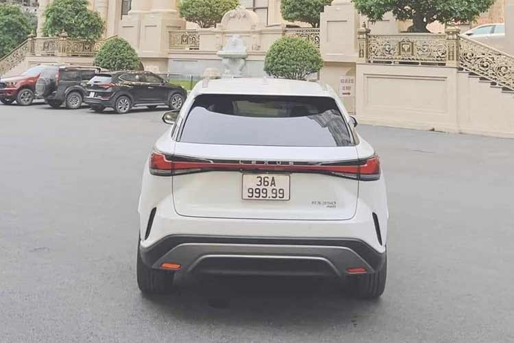 Trong giới chơi xe biển đẹp, biển số 999.99 (hay còn gọi là ngũ quý 9) được coi là dạng biển đẹp và độc nhất. Đặc biệt, nếu như dạng biển số này gắn với một mẫu xe hạng sang có đẳng cấp tương ứng thì giá trị cũng sẽ tăng gấp nhiều lần. 